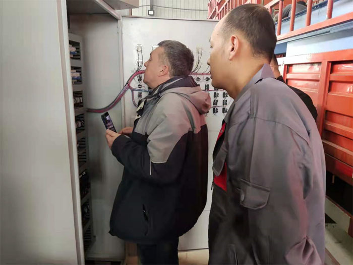 俄羅斯用戶正在參觀拋丸機的電控箱 俄羅斯用戶正在參觀拋丸機的電控箱